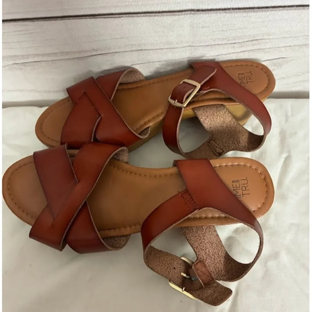 Time and Tru Womens Cognac Brown Crisscross Ankle Strap Block Heel Sandals Sz 9